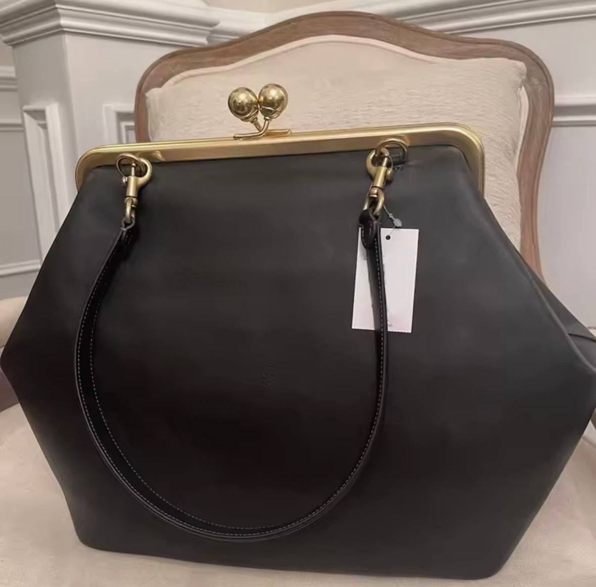 Classic Large Capacity Kisslock Frame Clip Bag